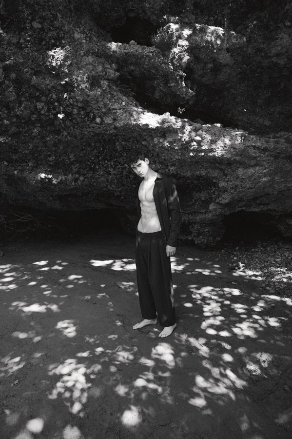 Jan — black and white, full length by the rocks